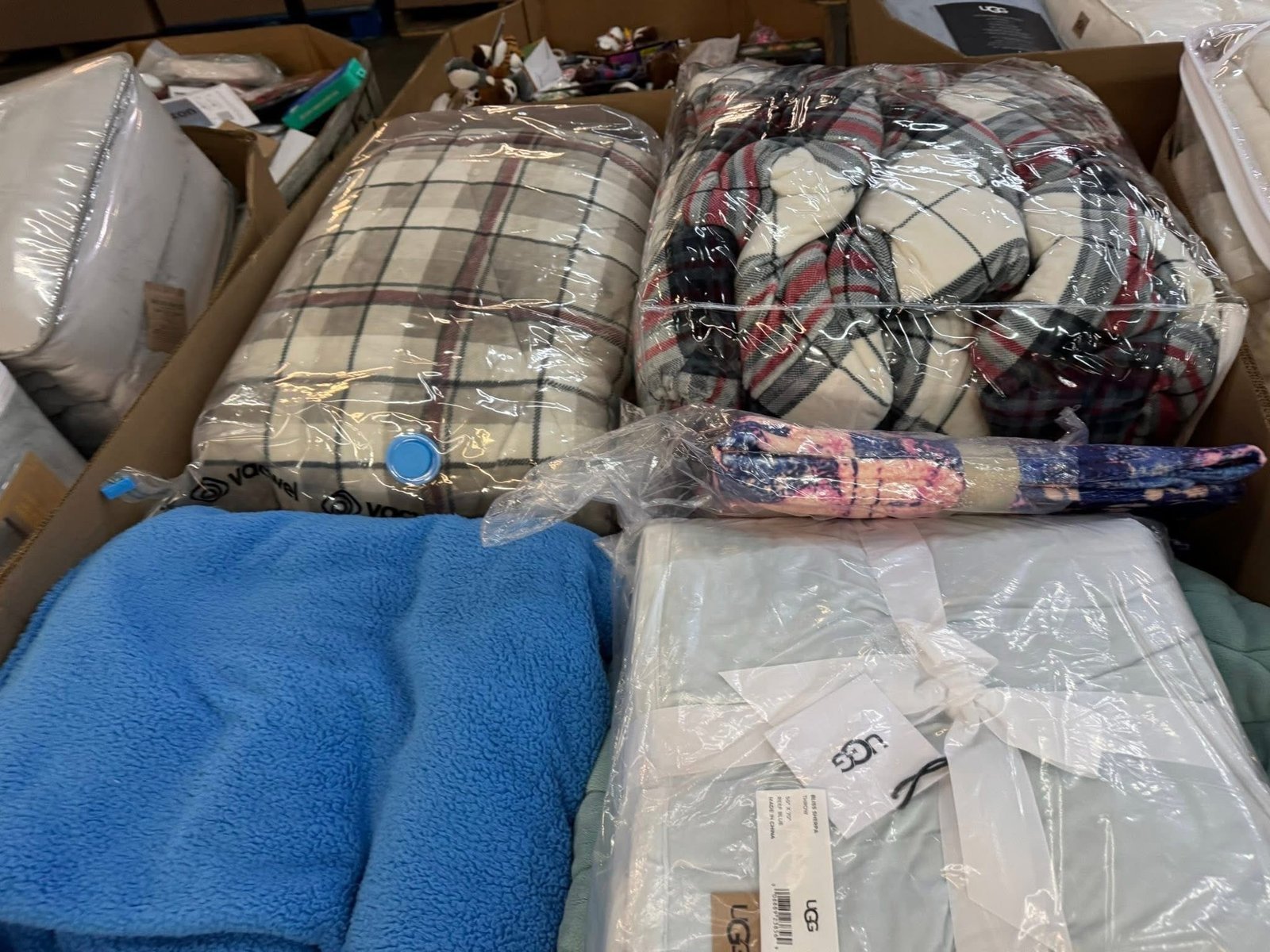 Bedding Pallet – Name Brand Bedding Wholesale Truckload & Bulk Deals - Image 13
