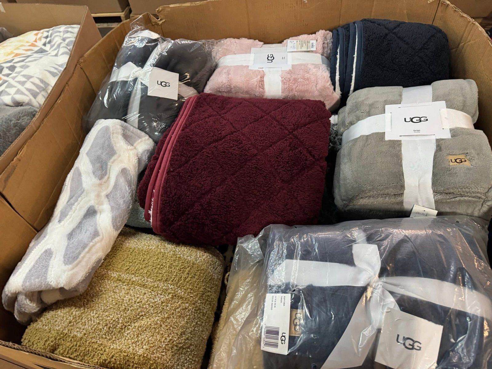 Bedding Pallet – Name Brand Bedding Wholesale Truckload & Bulk Deals - Image 14