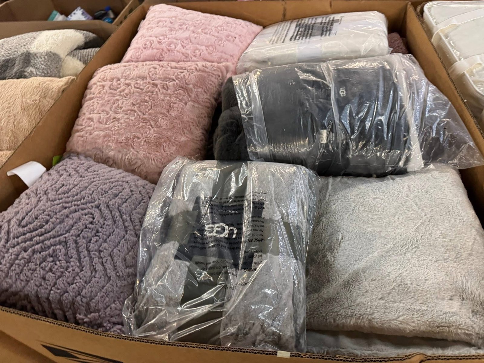Bedding Pallet – Name Brand Bedding Wholesale Truckload & Bulk Deals - Image 10
